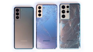 Samsung Galaxy S21, Galaxy S21 Plus, Galaxy S21 Ultra телефони, подредени, показвайки повреди след тестване на капка