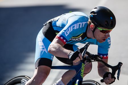Daniel Holloway (Giant) leans through a turn