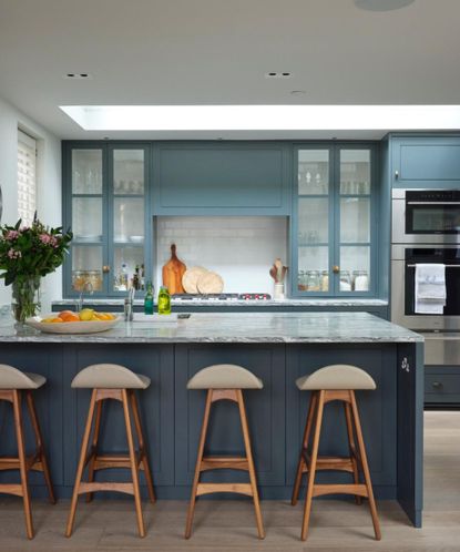 6 best wall color ideas to go with dark kitchen cabinets