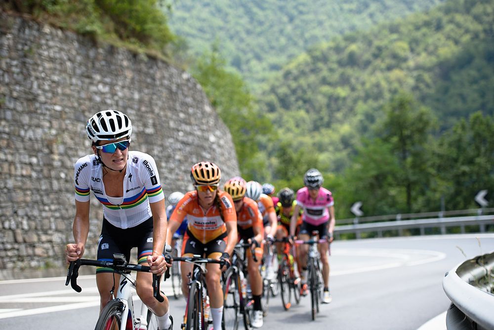 Lizzie Armitstead leads the way as the climbing continues at Giro Rosa 2016 - Stage 6