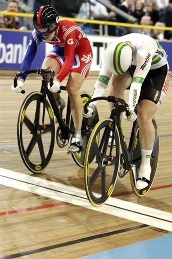 Anna Meares beats Victoria Pendleton in the semi-final to move onto the gold medal final