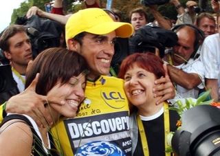 Alberto Contador celebrates his victory with his girlfriend Macarena Pescador (L) and his mother Paqui Velasco