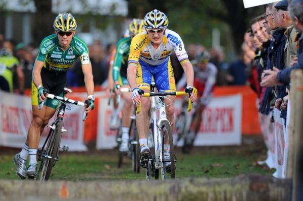 Bart Wellens leads a chase group into the logs
