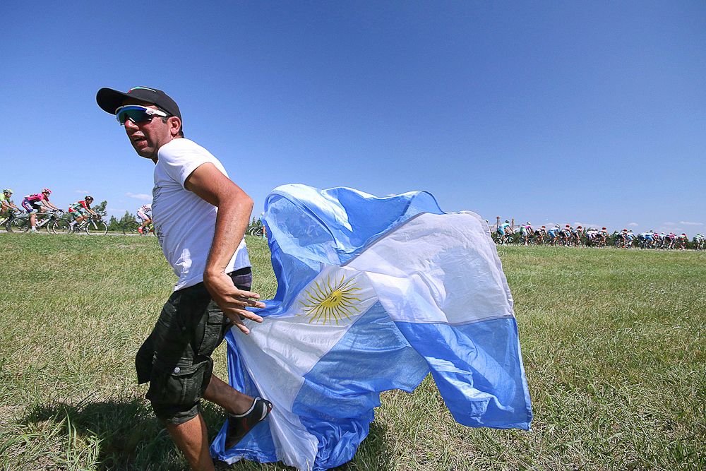 A spetactor with an Argentinian flag.