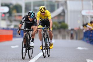 Kenny Elissonde leads Chris Froome (Sky).