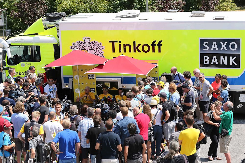 Crowds gather around Tinkoff-Saxo during the second rest day.