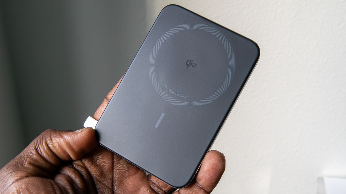 The Anker MagGo Power Bank 5K contact side