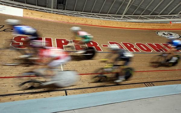 Action aplenty during the under 19 women's points race