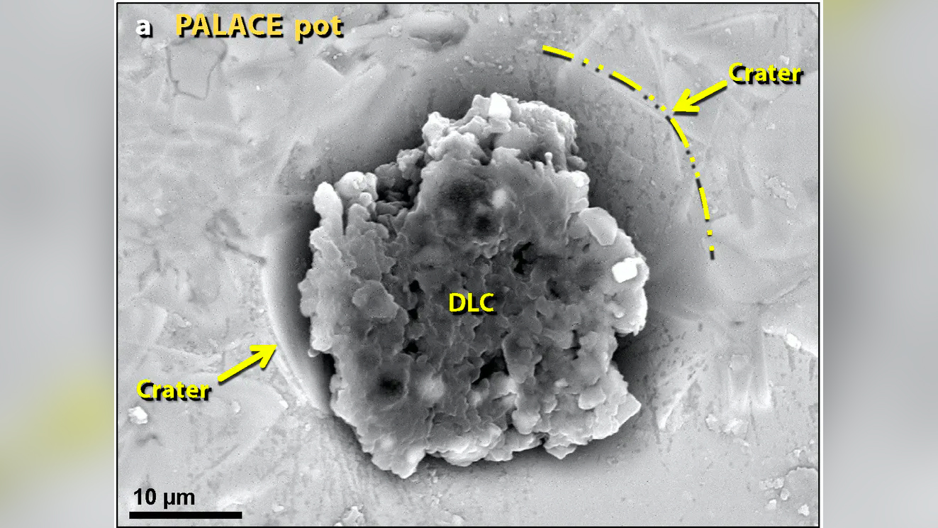 Diamonoide (Mitte) innerhalb eines Kraters wurden durch die hohen Temperaturen und den Druck des Feuerballs auf Holz und Pflanzen gebildet.