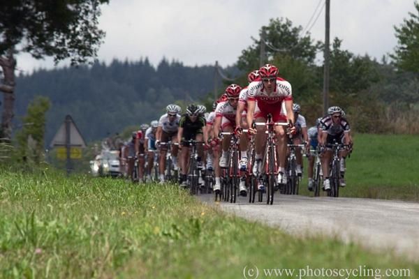 Cofidis rides in defense of Samuel Dumoulin's overall lead.