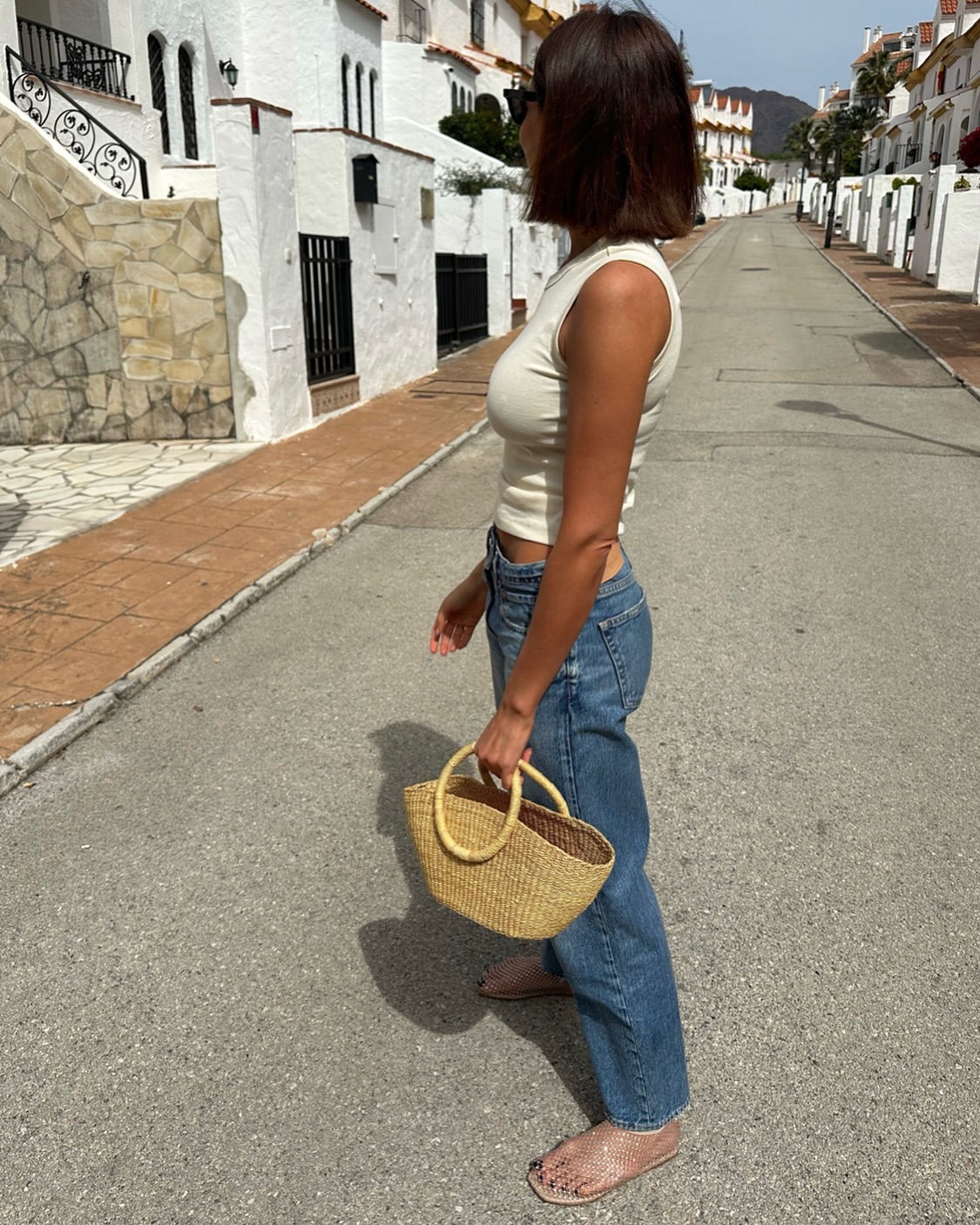 An image of @smythsisters wearing a summer trend to wear with jeans.