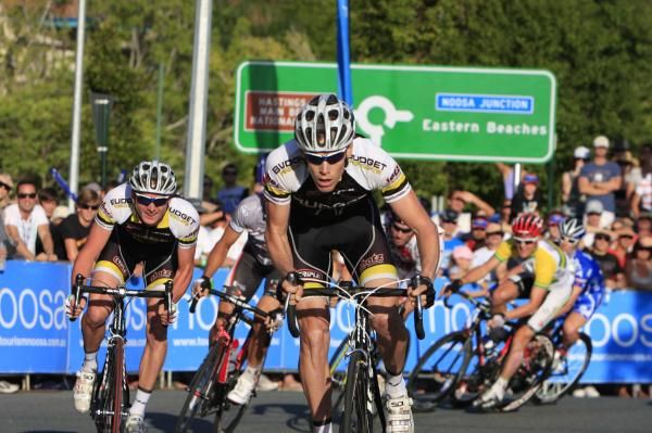 The Noosa men's criterium being led last year by Budget Forklifts.