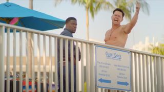 Kevin Hart stands in front of a nude, shouting Mark Wahlberg in Me Time.