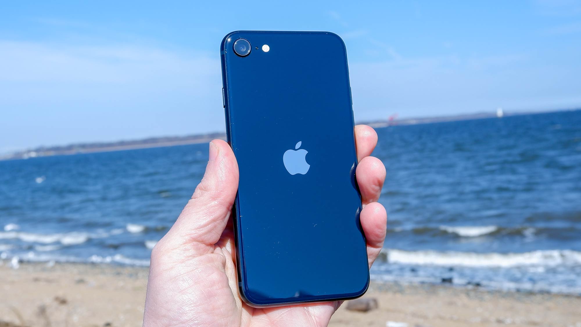 iPhone SE 2022 The phone appeared in hand on the beach