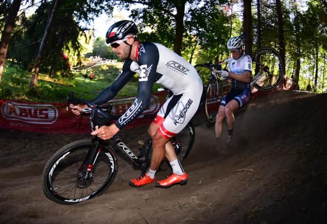 Danny Summerhill (K-Edge/ Felt) dismounting at a steep descent