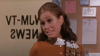 Mary in newsroom in The Mary Tyler Moore Show