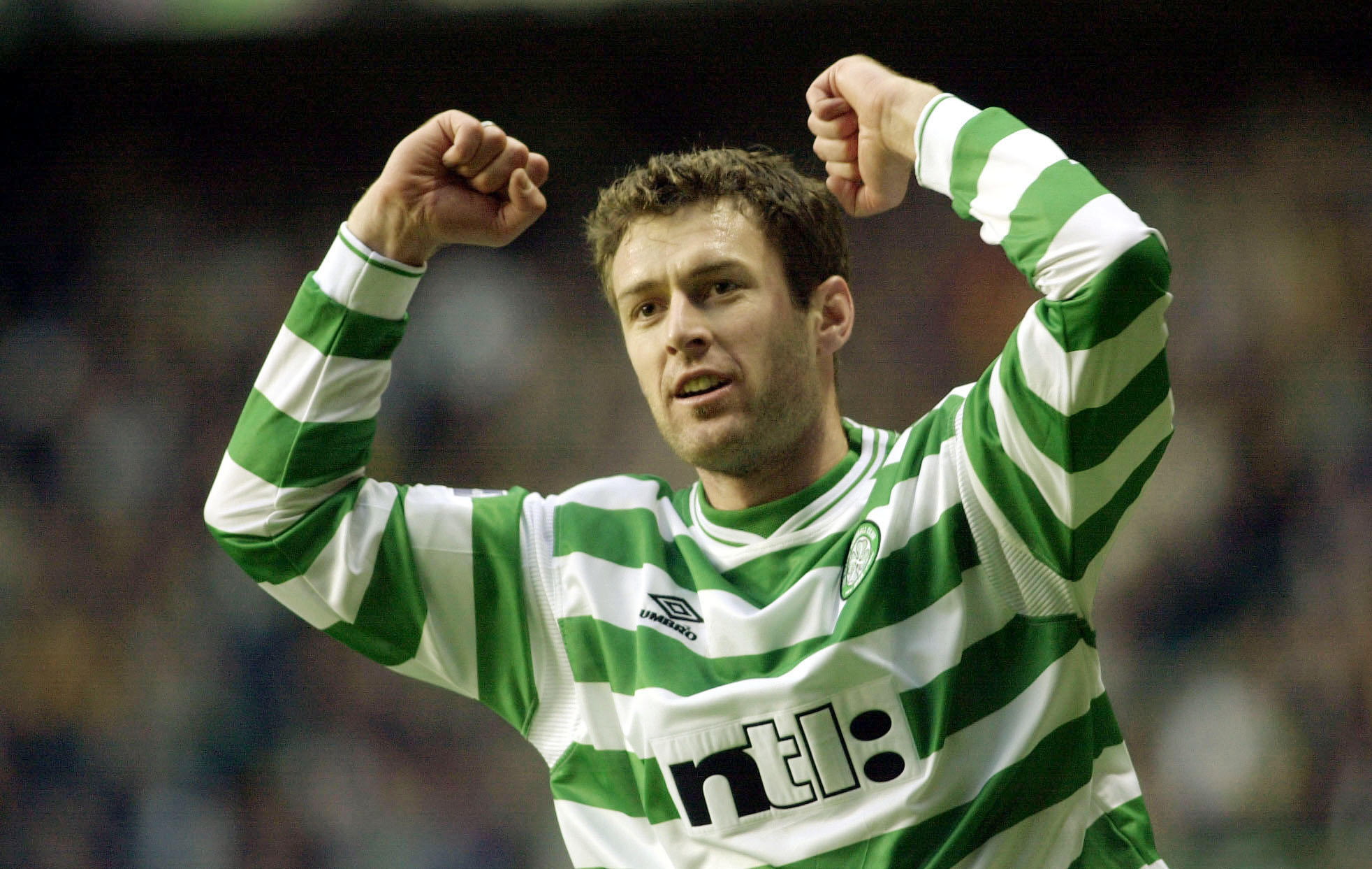 Chris Sutton festeggia dopo aver segnato per il Celtic contro il St Johnstone, novembre 2000