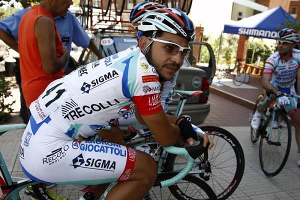 A relaxed Jose Serpa (Androni - Giocattoli) awaits the start of the stage.