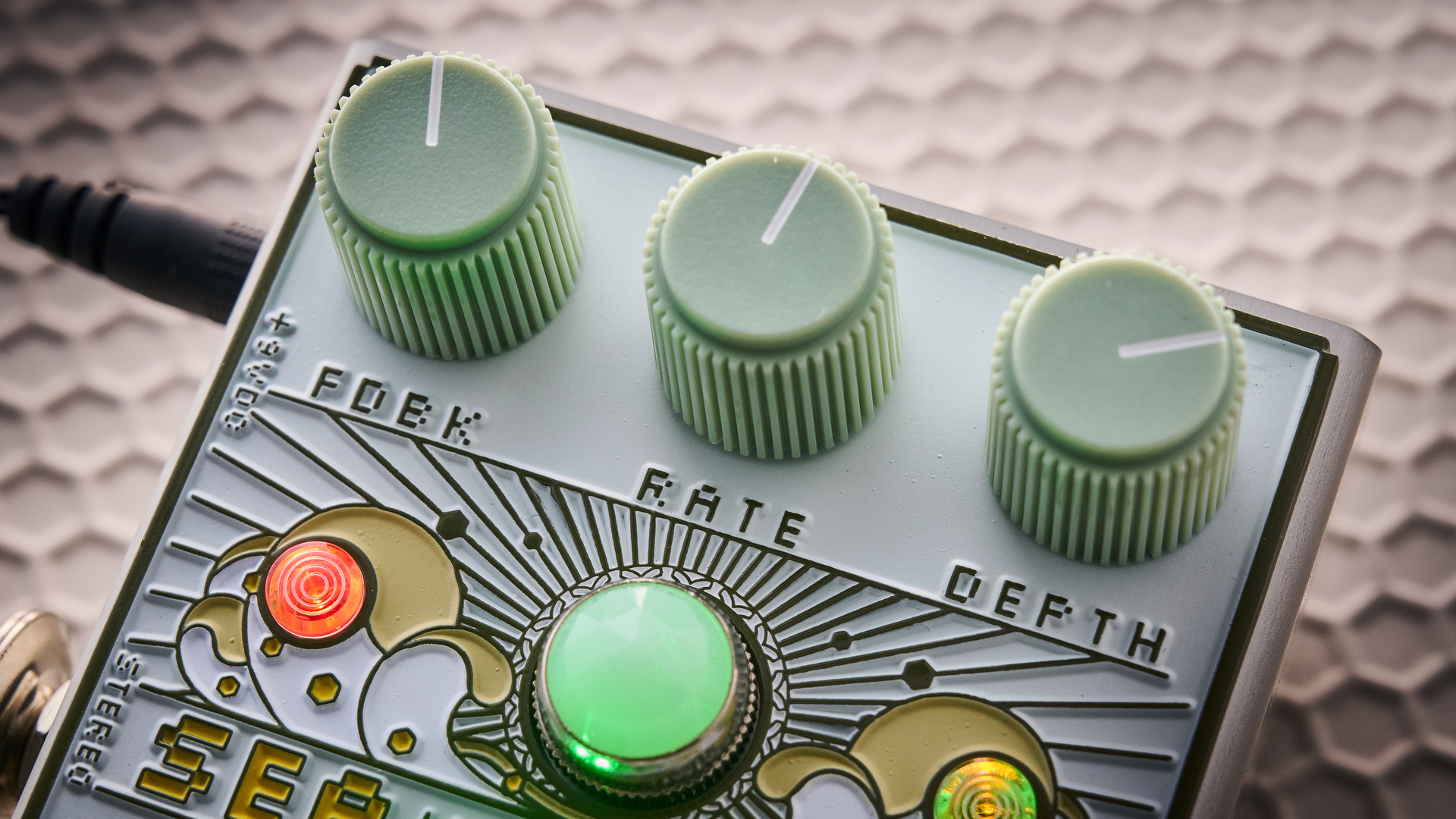The control knobs on the Beetronics Seabee Lite chorus pedal