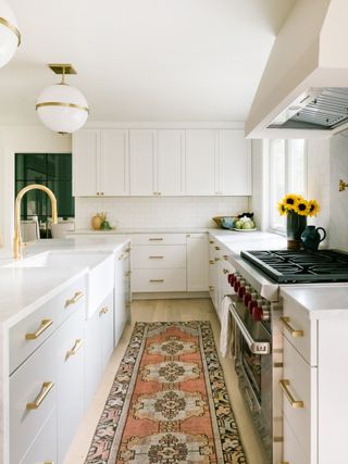 Kitchen in white with L-shape
