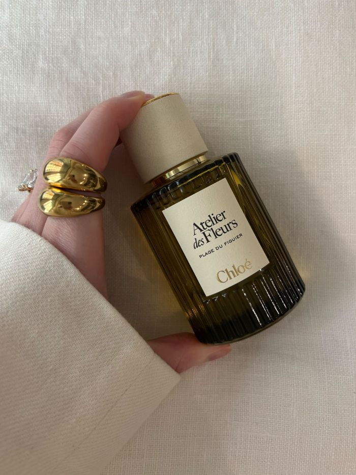 Deputy beauty editor Grace Lindsay holding the Chlo&eacute; Atelier des Fleurs Plage du Figuier perfume