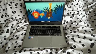 Le Chromebook Vero 514 d'Acer, photographié ouvert sur un lit