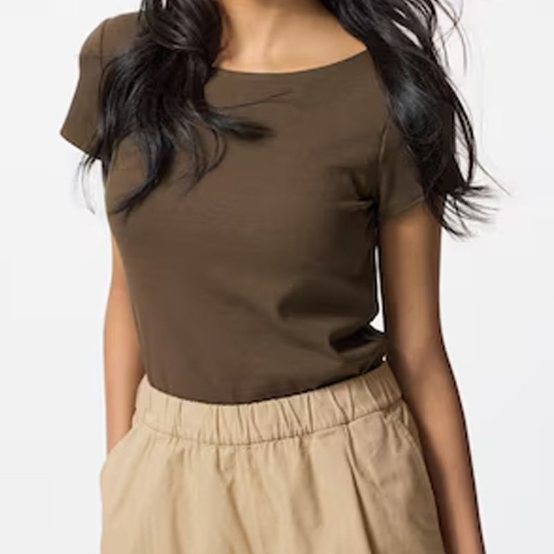 model wearing the uniqlo built in bra tshirt in khaki