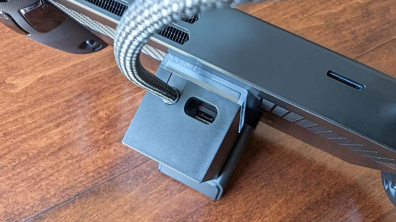 JSAUX 6-in-1 Multifunctional Docking Station USB-C port.