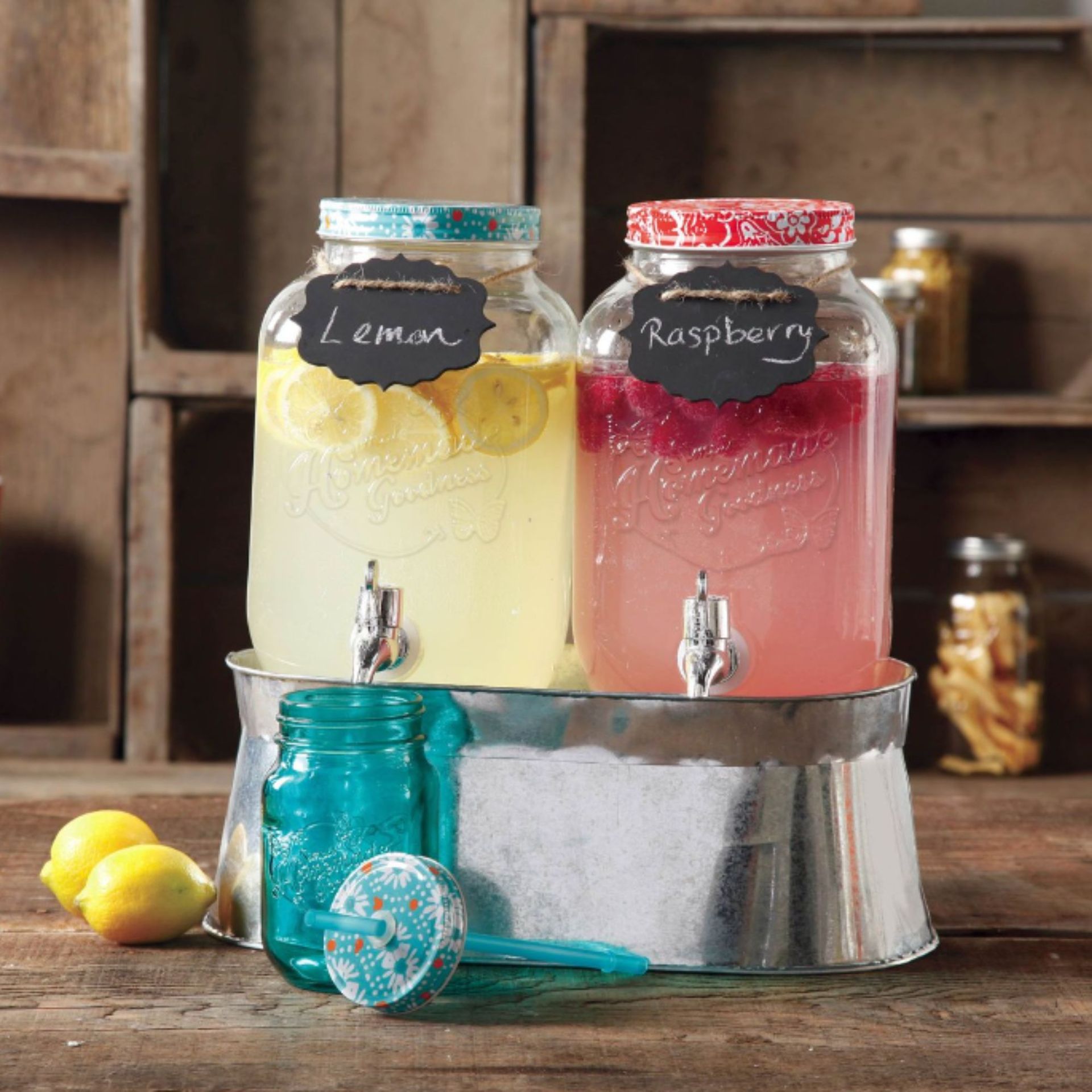 Dua mesin penjual otomatis di atas meja