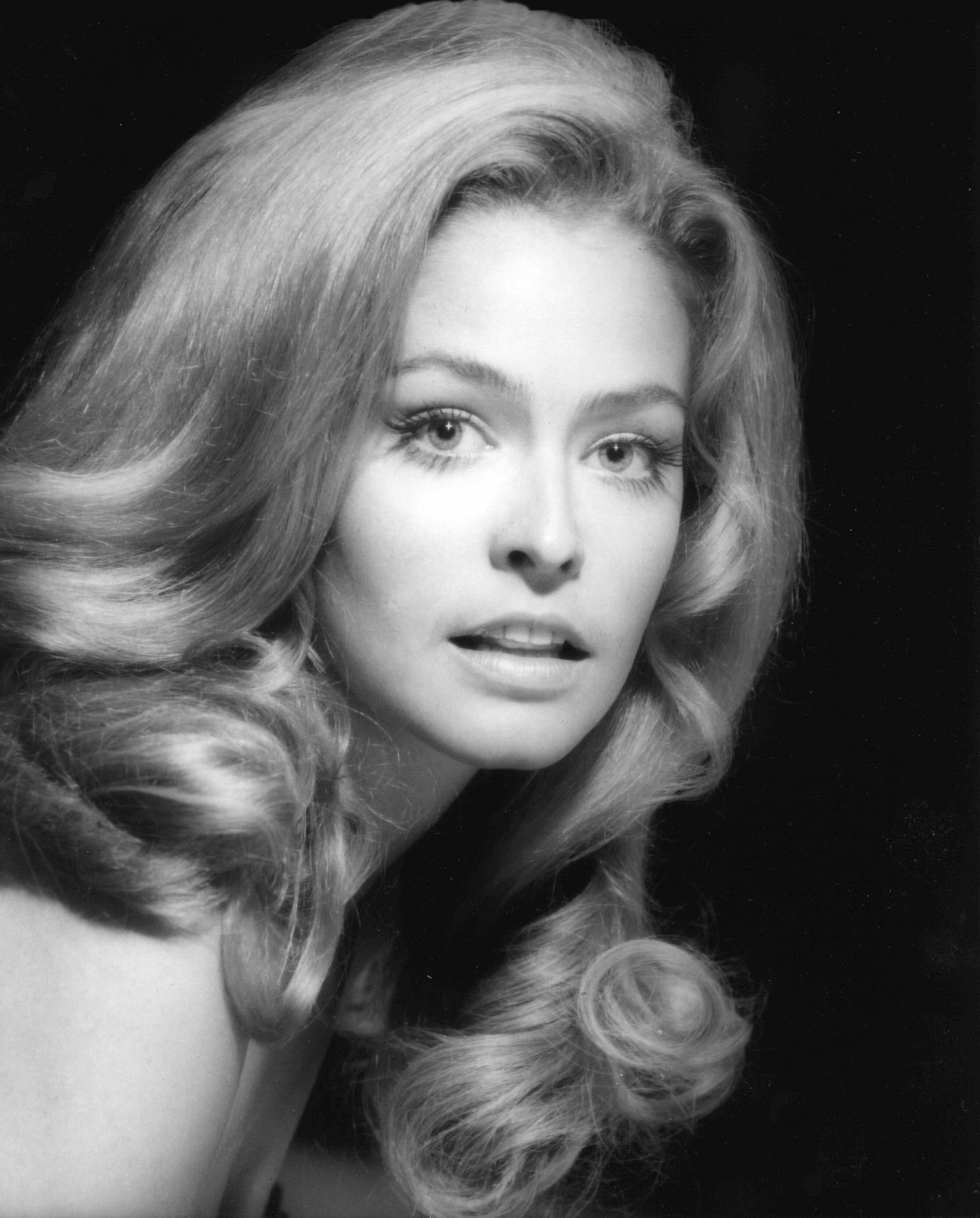 Farrah Fawcett with long eyelashes and groomed brows in 1975