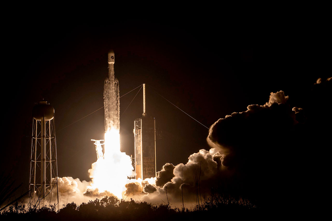 SpaceX Falcon Heavy rocket launches mysterious X-37B space plane for US Space Force after delays thumbnail