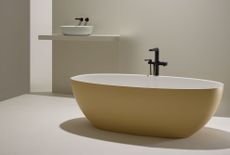 Free standing curved bath