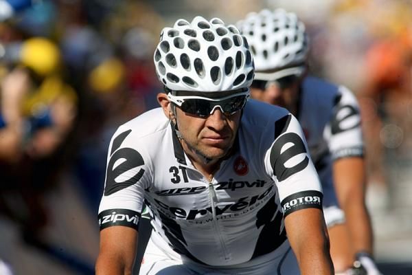Carlos Sastre crosses the finish line in Vittel.