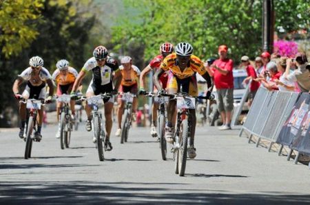 Adrien Niyonshuti leads Christoph Sauser and Silvio Bundi home in the sprint for stage 3