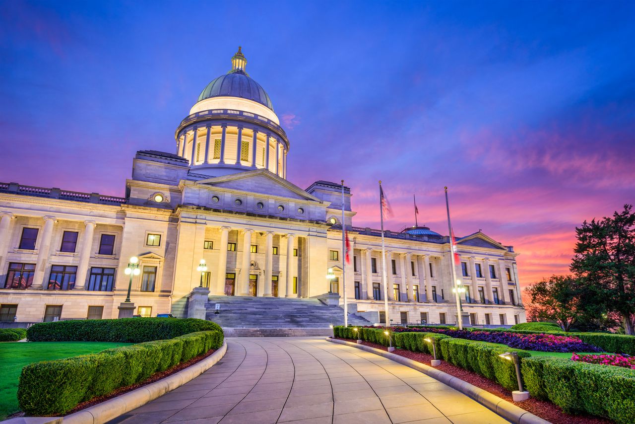 picture of Arkansas state capitol building at dusk