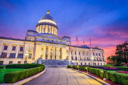 picture of Arkansas state capitol building at dusk