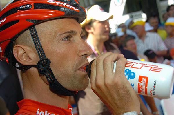 Stefano Garzelli (Acqua &amp; Sapone-Caff&egrave; Mokambo) drinks before his ride.