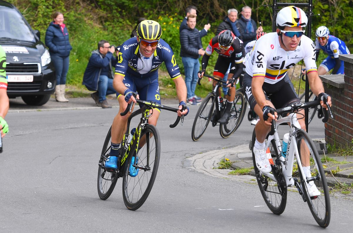 Michael Albasini tracks Sergio Henao