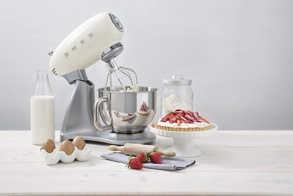 smeg '50s Retro Style Hand Mixer