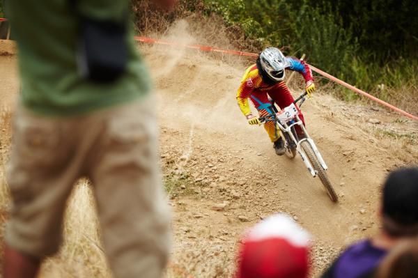 Leonie Picton rides hard to an easy 2 second win in the Womens Downhill