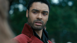 Regé-Jean Page looking over at Phoebe Dynevor (off camera) in Bridgerton Season 1