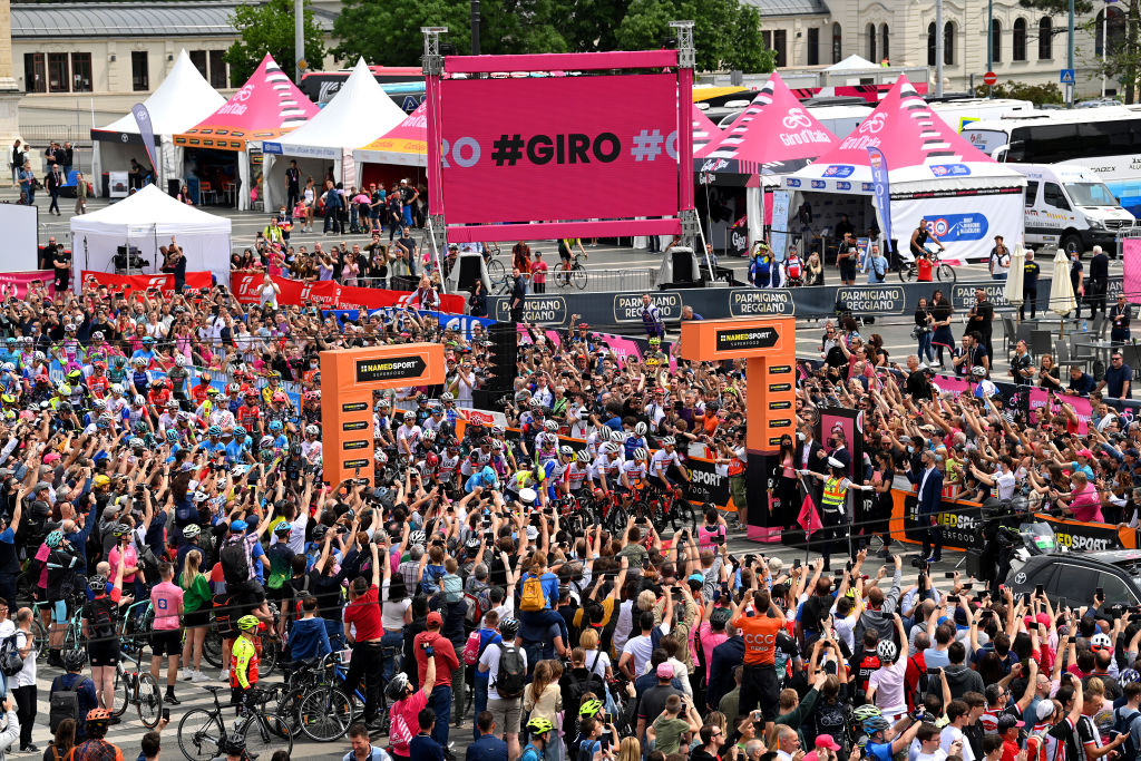 VISEGRAD HUNGARY MAY 06 A general view of the peloton while fans cheer at Heroes Square in Budapest City prior to the 105th Giro dItalia 2022 Stage 1 a 195km stage from Budapest to Visegrd 337m Giro WorldTour on May 06 2022 in Visegrad Hungary Photo by Stuart FranklinGetty Images