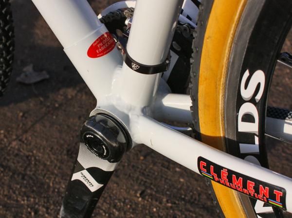 The bottom bracket area is built without a chain stay bridge for better mud clearance.