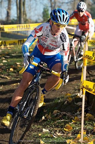 Katerina Nash (Luna Pro Team) followed by Alison Sydor (Team Maxxis-Rocky Mountain).