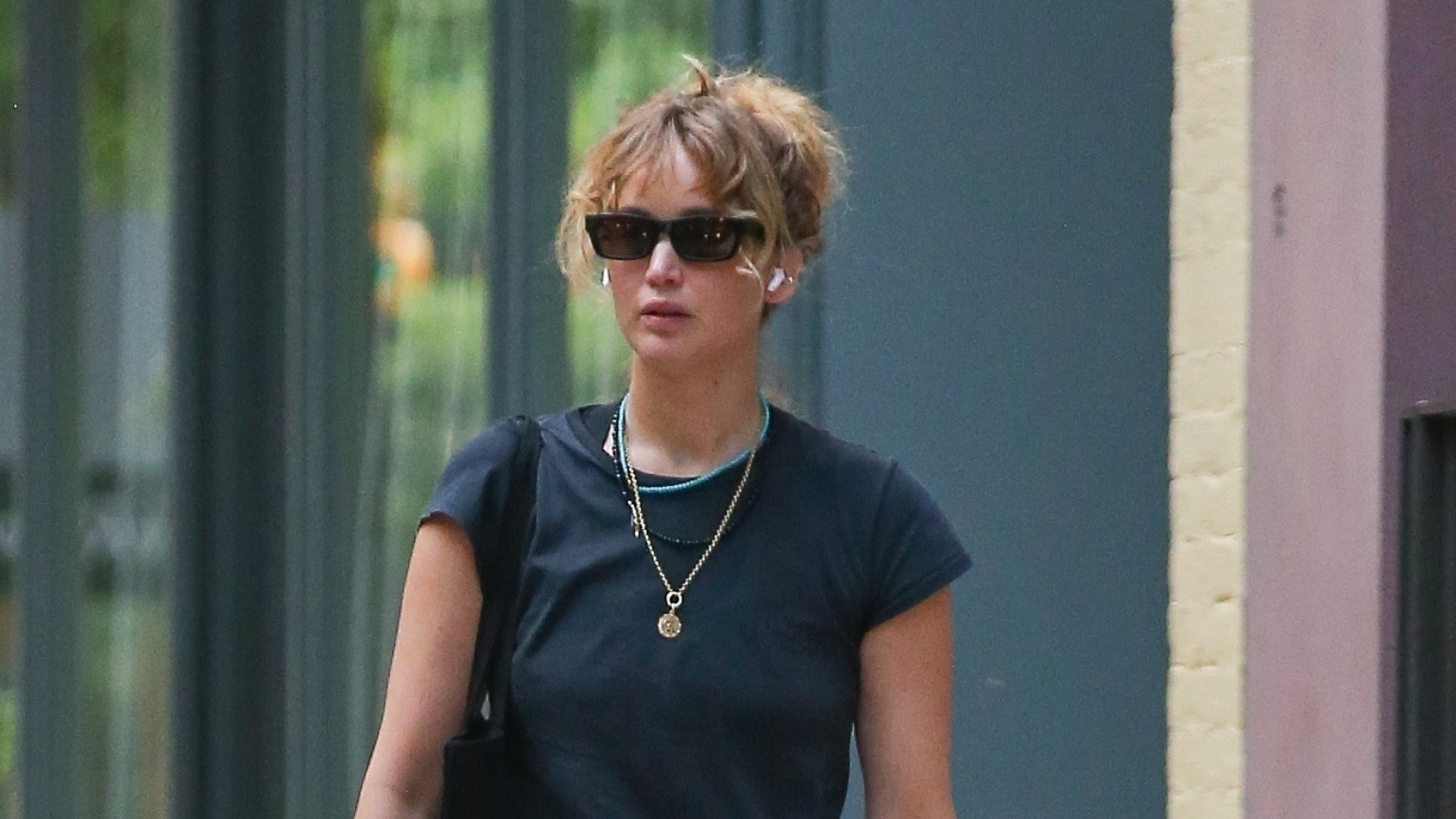 Jennifer Lawrence wearing baggy jeans with white Adidas Superstar sneakers