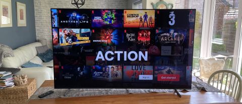 Sony A80L OLED TV op een tafel met een selectie aan films en series in beeld