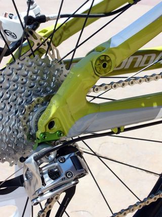 Hollow box-section dropouts are used on the alloy Jekylls as well but in alloy form instead of carbon fiber.