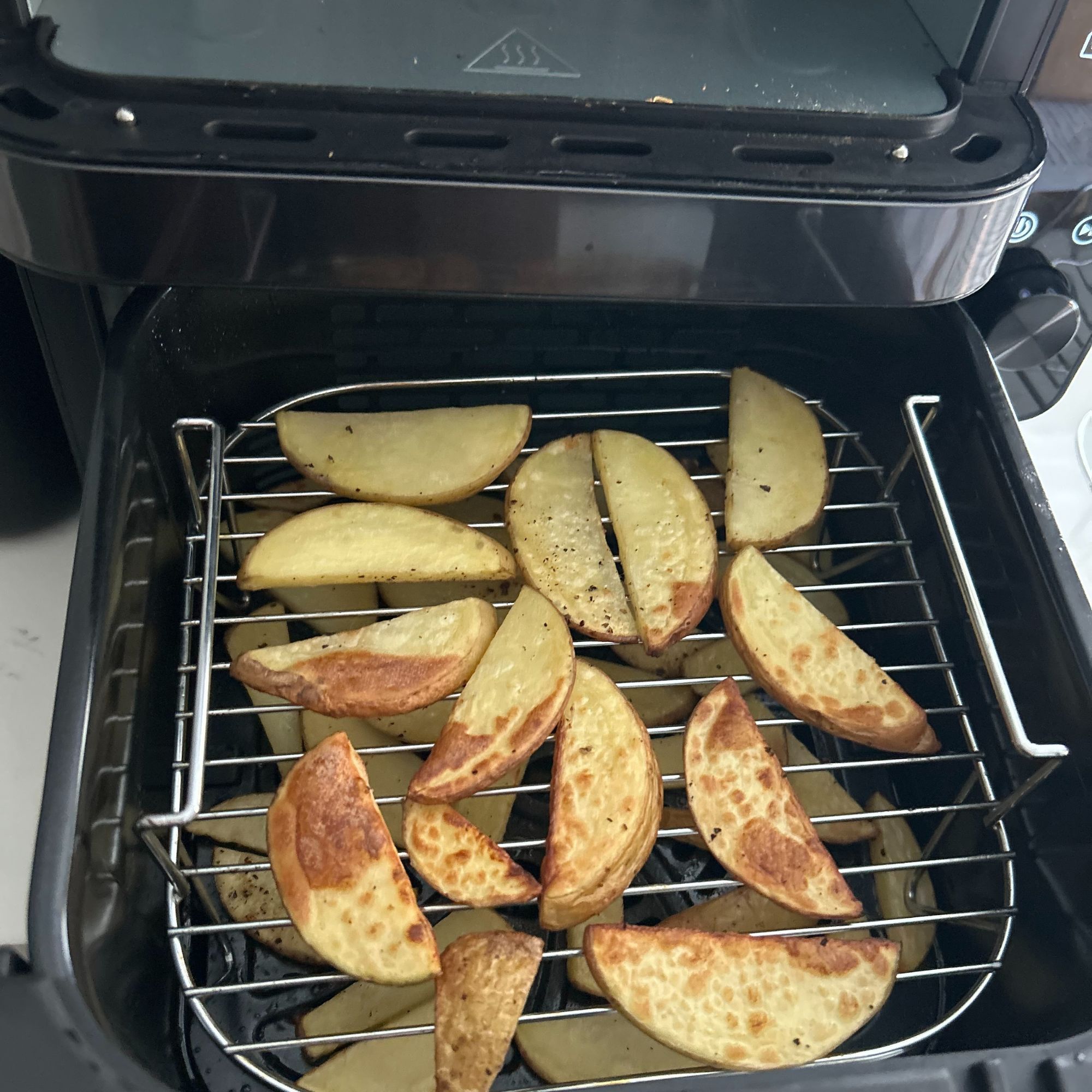 Salter VertiCook View Air Fryer - cooking chips