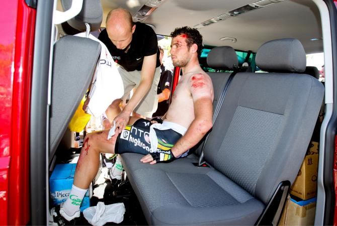 Mark Cavendish receives treatment on his injures after his crash at Mannum