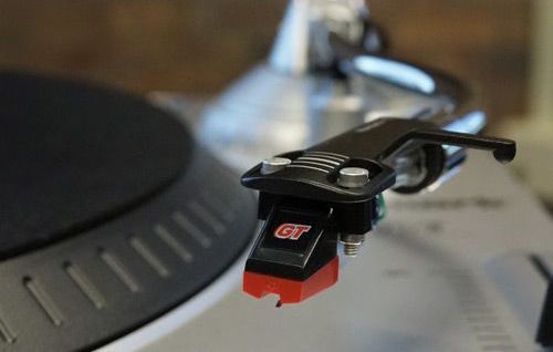 The stylus sits at the end of a bent tone arm. A decent stylus is good for around 50 plus hours of play.